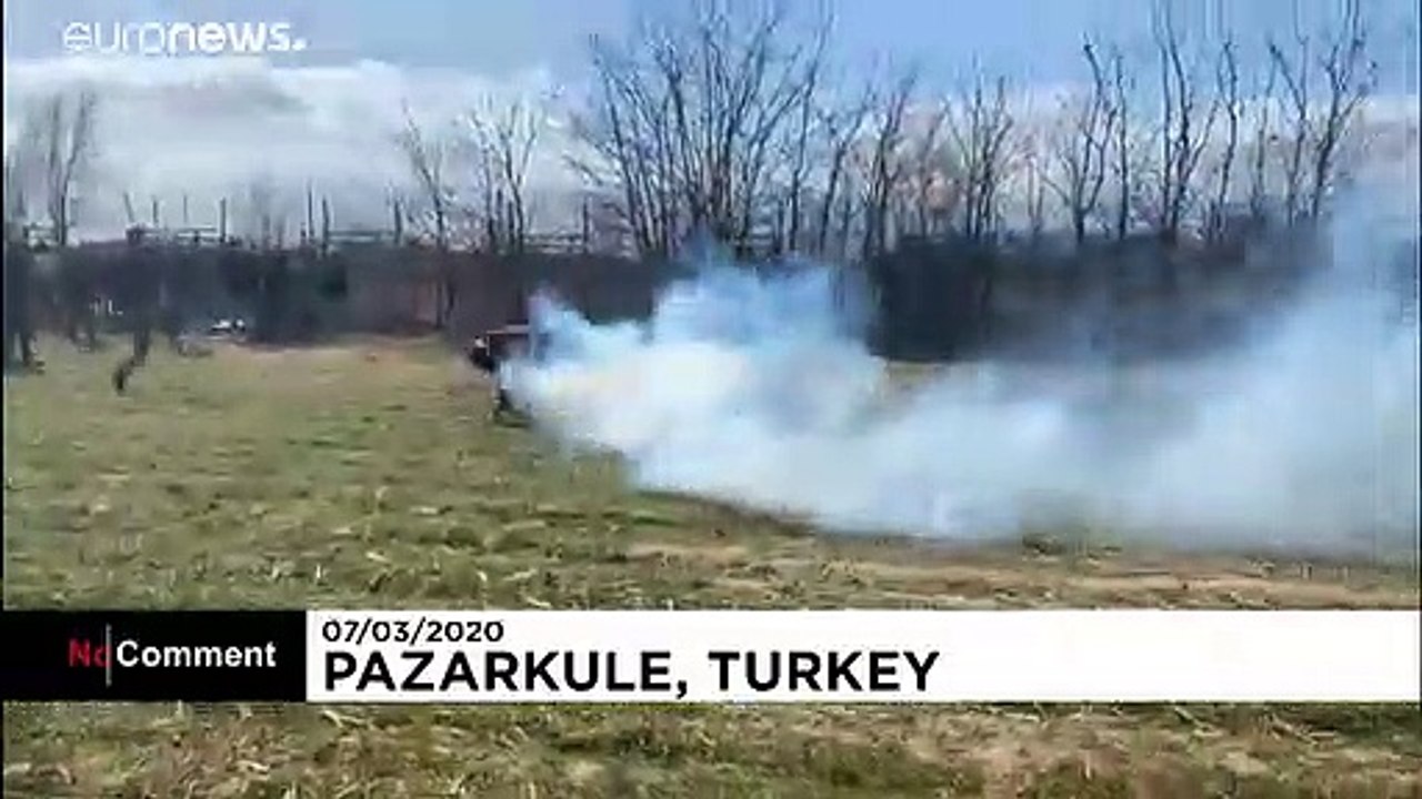 Teargas and water cannons fired at migrants on Turkey-Greece border