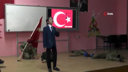 İstiklal Marşını gözyaşları içinde okudu, bütün salon ayakta alkışladı
