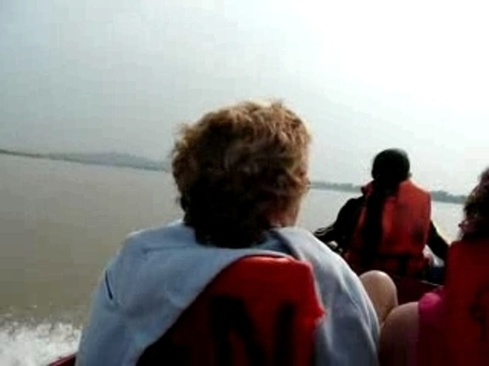 Tonnerre Mecanique fait du bateau sur le Mekong