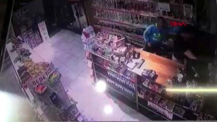 Avcılar'da markette anne ve kızı darp eden saldırgan kamerada