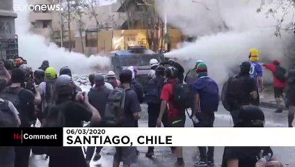 Чили: акция протеста обернулась столкновениями демонстрантов с полиицией