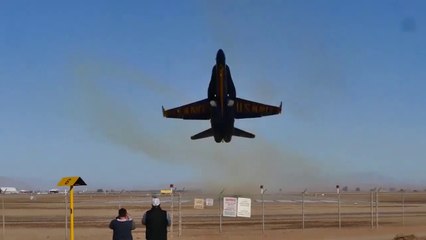 Ils se mettent en bout de piste pour assister au décollage d'un jet.... Décoiffant