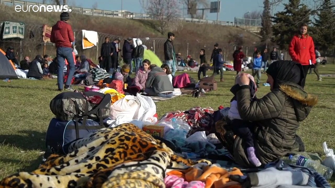 Los migrantes alentados por las fuerzas turcas...