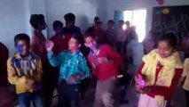 महेवा-उच्च प्राथमिक विद्यालय मे छात्र छात्राओ ने एक दूसरे को लगाया गुलाल
