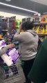 Virus - La vidéo surréaliste de trois femmes qui se battent pour un paquet de papier toilette dans un magasin de Sydney, en Australie