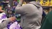 Virus - La vidéo surréaliste de trois femmes qui se battent pour un paquet de papier toilette dans un magasin de Sydney, en Australie