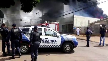 Parte de parede de imóvel em chamas cede e há risco de desabamento