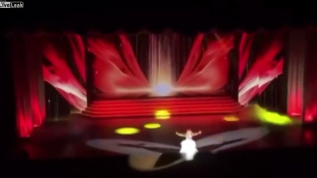 Elle tombe de scène et continue de chanter en plein concert !