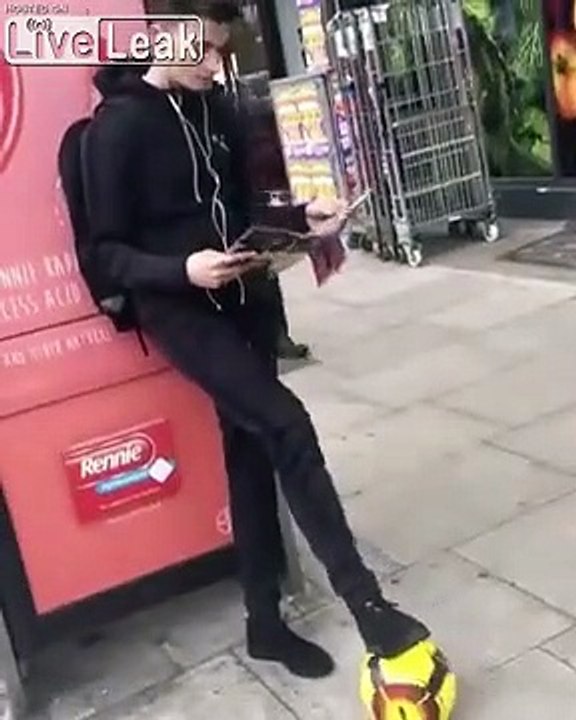 Foot : il fait des petits ponts sur tous les piétons qui passent !