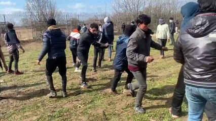 Migrantes y policía griega se enfrentan en la frontera con Turquía