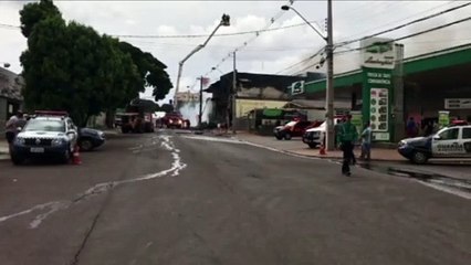Segue rescaldo em local de grande incêndio: energia elétrica e trânsito estão afetados
