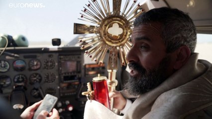 شاهد: كاهن يستعين بطائرة "لمباركة لبنان وإبعاد فيروس كورونا عنه"