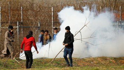 آلاف اللاجئين يرابطون أمام الحدود اليونانية أملا بالوصول إلى أوروبا