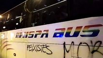 Feministas atacan el autobús de Vox en Barcelona