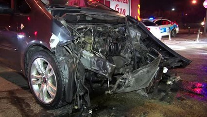 Polisten kaçan servis minibüsü otomobile çarptı, 2'si çocuk 4 yaralı