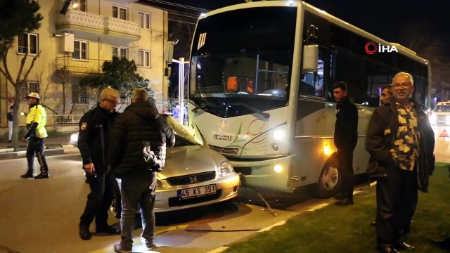Manisa’da halk otobüsüyle otomobil çarpıştı