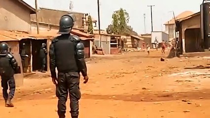 Policiers et manifestants s'affrontent à la Cimenterie