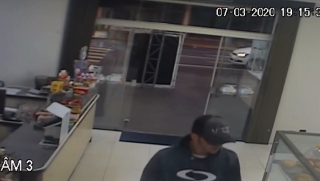 Ladrões invadem panificadora e roubam dinheiro no Alto Alegre; Veja imagens