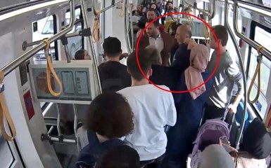 Tramvayda 'kadına şiddet' sosyal deneyi duygusal anlar yaşattı