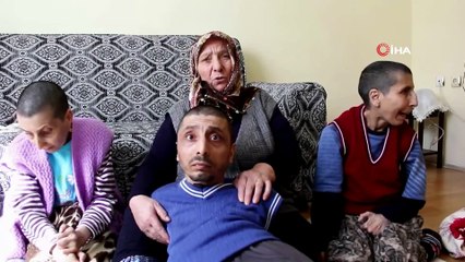 Bakıma muhtaç kadın, üç engelli çocuğuna bakıyor