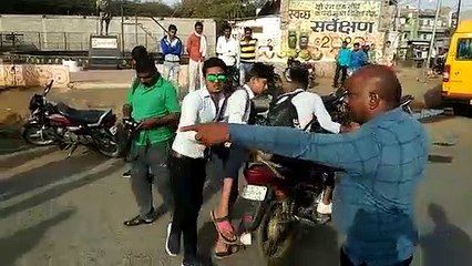 Neemuch: नीमताल गांधी चौक पर न्यायधीशों ने लगाया मोबाइल कोड