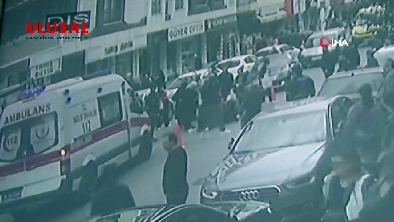 Motosikletlinin çarptığı kadın metrelerce havaya savruldu