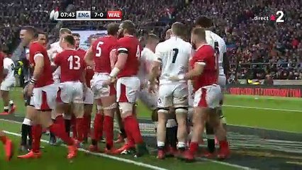 Download Video: Rugby: Demande de sanctions contre le joueur anglais Joe Marler qui a profité hier d'une grosse échauffourée pour tripoter   son adversaire gallois