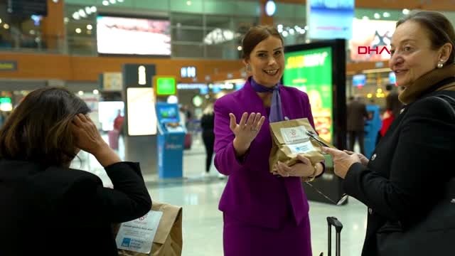 SABİHA GÖKÇEN HAVALİMANI'NDA DÜNYA KADINLAR GÜNÜ DOLAYISIYLA HEDİYE DAĞITILDI