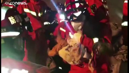 Autoridades chinesas procuram sobreviventes após colapso de hotel