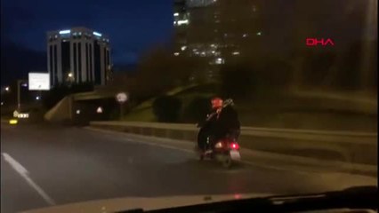 TEM'DE 1'İ ÇOCUK 3 KİŞİNİN MOTOSİKLETLE TEHLİKELİ YOLCULUĞU KAMERADA