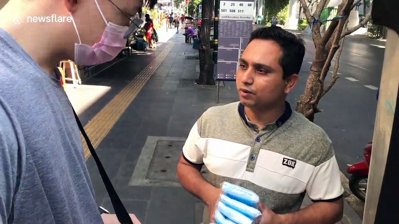 Street seller caught "ripping off" tourist with overpriced coronavirus face masks