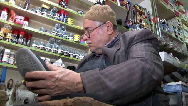 Yarım asırdır aşkla ayakkabı tamir ediyor