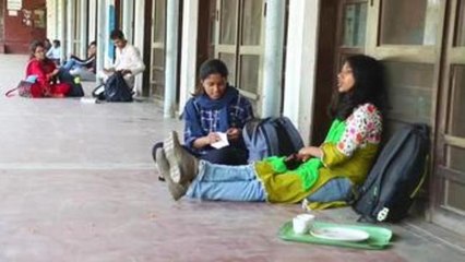 Máquina de compresas acaba con la vergüenza de la menstruación en Bangladesh