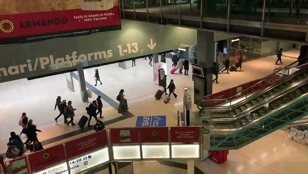 LOMBARDIA CHIUSA, MASSA DI PERSONE NELLA NOTTE PRENDONO D'ASSALTO GLI ULTIMI TRENI