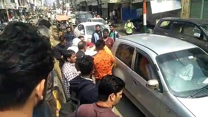 शामली: दो गुटों में लाइव मारपीट वीडियो वायरल