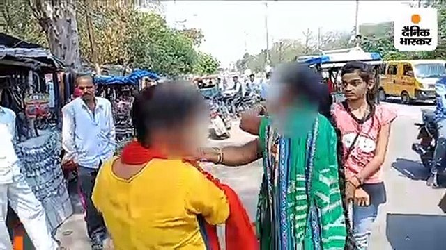 शादीशुदा प्रेमी के साथ घूम रही थी युवती, मां ने बाल पकड़कर पीटा, तमाशबीनों ने वीडियो बनाया तो मोबाइल तोड़ने का प्रयास किया