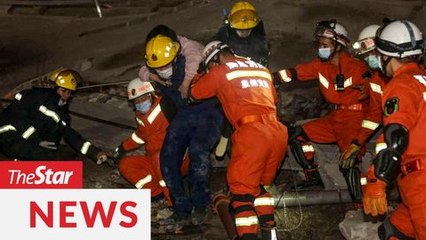 Télécharger la video: Ten die and 23 still trapped in collapsed China hotel