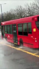 Des piétons arrosés par des voitures