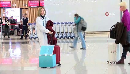 İstanbul Havalimanı'nda, kadınlara uzaktan kumandalı kutu ile çiçek dağıtıldı
