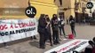 Feministas queman fotos de Abascal, Amancio Ortega y policías frente a una iglesia en Barcelona