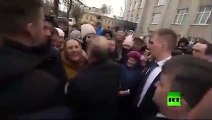 فتاة روسية حسناء تفاجئ بوتين وتطلب الزواج منه