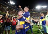 Boca Juniors'ın şampiyon olduğu maçtan önce Carlos Tevez, Maradona'yı dudağından öptü