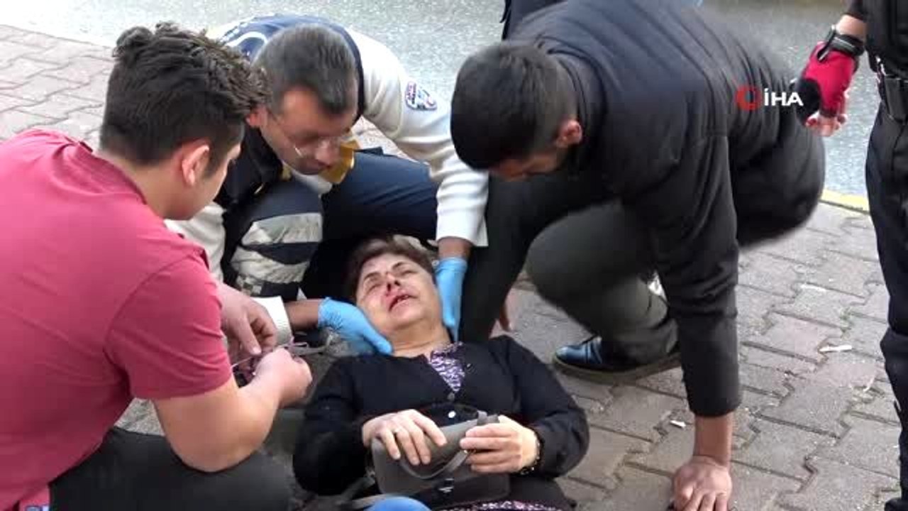 Otobüsten inen kadına kaldırımdayken motosiklet çarptı