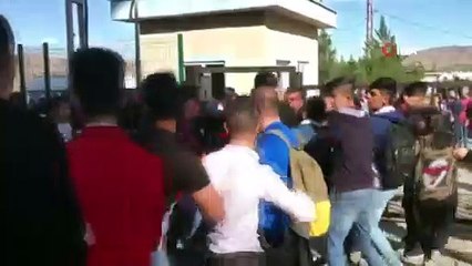 Öğrenciler okul önünde tekme tokat birbirine girdi