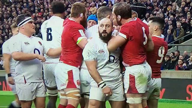Joe Marler tripote les parties intimes d'Alun Wyn Jones lors d'une échauffourée