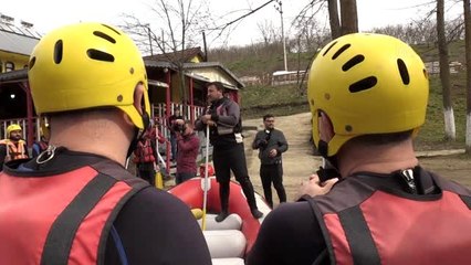 Raftingciler Dünya Kadınlar Günü'nü karanfil dağıtarak kutladı - DÜZCE