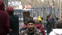 Mülteciler Yunan güvenlik güçlerinin sert müdahalelerine direniyor