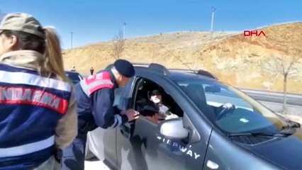 ELAZIĞ-Jandarmadan trafikteki kadınlara karanfil