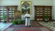 El papa reza el ángelus desde la biblioteca del palacio pontificio