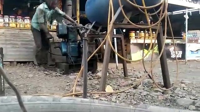 45 वर्षीय महिला फोरलेन हाइवे पर बनाती है पंचर
